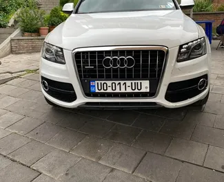 Vooraanzicht van een huurauto Audi Q5 in Tbilisi, Georgië ✓ Auto #4723. ✓ Transmissie Automatisch TM ✓ 0 beoordelingen.