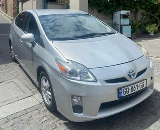 Vooraanzicht van een huurauto Toyota Prius in Tbilisi, Georgië ✓ Auto #4726. ✓ Transmissie Automatisch TM ✓ 3 beoordelingen.