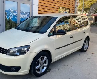 Vooraanzicht van een huurauto Volkswagen Touran in Tirana, Albanië ✓ Auto #4683. ✓ Transmissie Automatisch TM ✓ 1 beoordelingen.