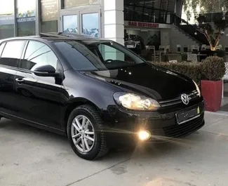 Vooraanzicht van een huurauto Volkswagen Golf 6 in Tirana, Albanië ✓ Auto #4634. ✓ Transmissie Automatisch TM ✓ 3 beoordelingen.