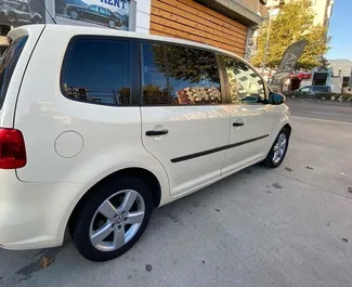 Autohuur Volkswagen Touran 2015 in in Albanië, met Diesel brandstof en 140 pk ➤ Vanaf 43 EUR per dag.