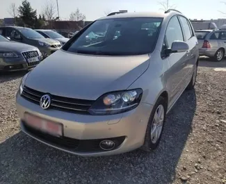 Vooraanzicht van een huurauto Volkswagen Golf+ in Tirana, Albanië ✓ Auto #4503. ✓ Transmissie Automatisch TM ✓ 0 beoordelingen.