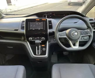 Benzine motor van L van Nissan Serena 2019 te huur in Limassol.