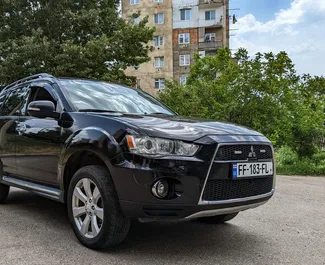 Vooraanzicht van een huurauto Mitsubishi Outlander Xl in Tbilisi, Georgië ✓ Auto #4201. ✓ Transmissie Automatisch TM ✓ 1 beoordelingen.