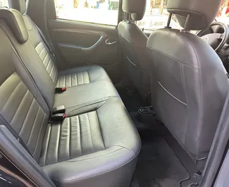 Interieur van Dacia Duster te huur in Albanië. Een geweldige auto met 5 zitplaatsen en een Handmatig transmissie.