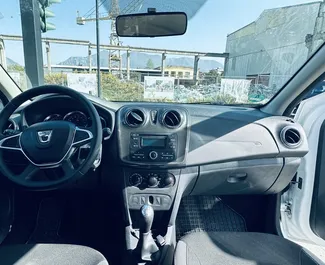 Interieur van Dacia Sandero Stepway te huur in Albanië. Een geweldige auto met 5 zitplaatsen en een Handmatig transmissie.