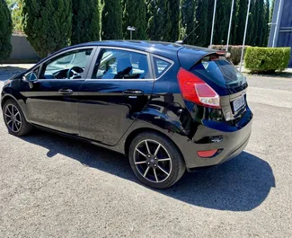 Interieur van Ford Fiesta te huur in Georgië. Een geweldige auto met 5 zitplaatsen en een Automatisch transmissie.