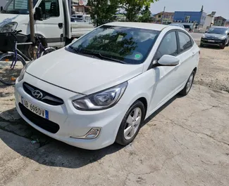 Vooraanzicht van een huurauto Hyundai Accent in Tirana, Albanië ✓ Auto #4542. ✓ Transmissie Automatisch TM ✓ 0 beoordelingen.