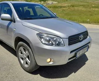 Vooraanzicht van een huurauto Toyota Rav4 in Tirana, Albanië ✓ Auto #4623. ✓ Transmissie Handmatig TM ✓ 0 beoordelingen.