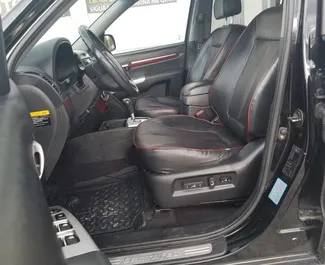 Interieur van Hyundai Santa Fe te huur in Albanië. Een geweldige auto met 7 zitplaatsen en een Automatisch transmissie.