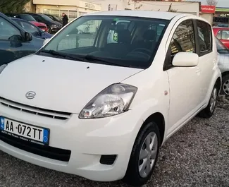 Vooraanzicht van een huurauto Daihatsu Sirion in Tirana, Albanië ✓ Auto #4519. ✓ Transmissie Automatisch TM ✓ 0 beoordelingen.