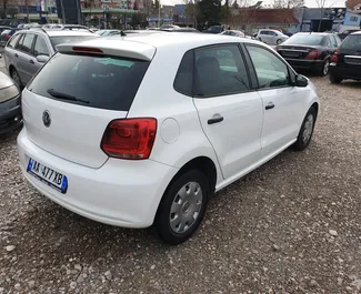 Vooraanzicht van een huurauto Volkswagen Polo in Tirana, Albanië ✓ Auto #4506. ✓ Transmissie Handmatig TM ✓ 0 beoordelingen.