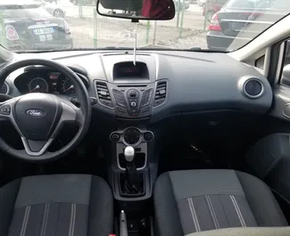 Verhuur Ford Fiesta. Economy Auto te huur in Albanië ✓ Borg van Borg van 200 EUR ✓ Verzekeringsmogelijkheden CDW, FDW, Buitenland, Jonge.