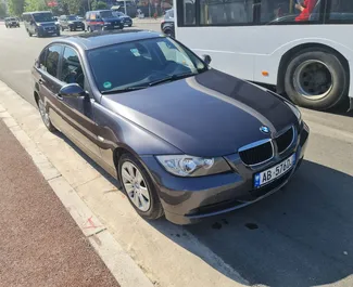 Vooraanzicht van een huurauto BMW 320i in Tirana, Albanië ✓ Auto #4499. ✓ Transmissie Automatisch TM ✓ 0 beoordelingen.