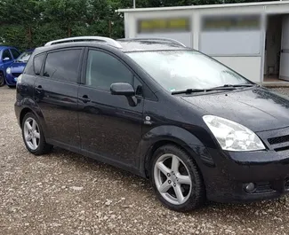 Vooraanzicht van een huurauto Toyota Corolla Verso in Tirana, Albanië ✓ Auto #4511. ✓ Transmissie Handmatig TM ✓ 0 beoordelingen.
