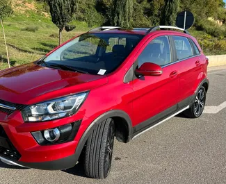 Vooraanzicht van een huurauto Baic Senova X25 in Tirana, Albanië ✓ Auto #4650. ✓ Transmissie Handmatig TM ✓ 4 beoordelingen.