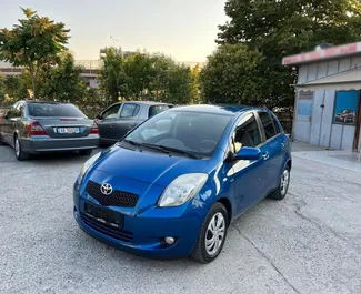 Vooraanzicht van een huurauto Toyota Yaris in Tirana, Albanië ✓ Auto #4488. ✓ Transmissie Handmatig TM ✓ 1 beoordelingen.