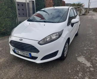 Vooraanzicht van een huurauto Ford Fiesta in Tirana, Albanië ✓ Auto #4610. ✓ Transmissie Handmatig TM ✓ 1 beoordelingen.