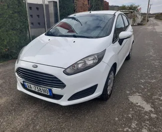 Vooraanzicht van een huurauto Ford Fiesta in Tirana, Albanië ✓ Auto #4610. ✓ Transmissie Handmatig TM ✓ 2 beoordelingen.