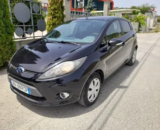 Vooraanzicht van een huurauto Ford Fiesta in Tirana, Albanië ✓ Auto #4612. ✓ Transmissie Handmatig TM ✓ 2 beoordelingen.