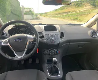 Verhuur Ford Fiesta. Economy Auto te huur in Albanië ✓ Borg van Borg van 100 EUR ✓ Verzekeringsmogelijkheden TPL, CDW, SCDW, FDW, Diefstal.