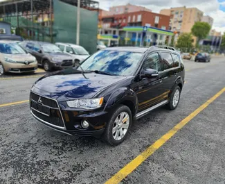 Vooraanzicht van een huurauto Mitsubishi Outlander in Tirana, Albanië ✓ Auto #4516. ✓ Transmissie Automatisch TM ✓ 0 beoordelingen.