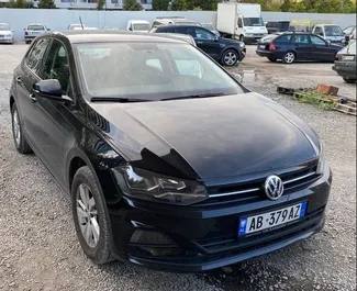 Vooraanzicht van een huurauto Volkswagen Polo in Tirana, Albanië ✓ Auto #4577. ✓ Transmissie Automatisch TM ✓ 0 beoordelingen.
