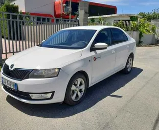 Vooraanzicht van een huurauto Skoda Rapid in Tirana, Albanië ✓ Auto #4628. ✓ Transmissie Handmatig TM ✓ 0 beoordelingen.