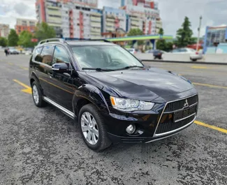 Vooraanzicht van een huurauto Mitsubishi Outlander in Tirana, Albanië ✓ Auto #4517. ✓ Transmissie Automatisch TM ✓ 0 beoordelingen.