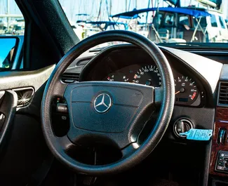 Interieur van Mercedes-Benz C180 te huur in Spanje. Een geweldige auto met 5 zitplaatsen en een Automatisch transmissie.