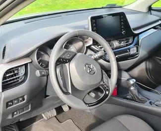 Verhuur Toyota C-HR. Comfort, Crossover Auto te huur in Spanje ✓ Borg van Borg van 500 EUR ✓ Verzekeringsmogelijkheden TPL, CDW.