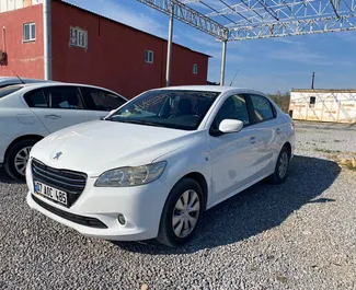 Vooraanzicht van een huurauto Peugeot 301 op de luchthaven van Antalya, Turkije ✓ Auto #5012. ✓ Transmissie Handmatig TM ✓ 0 beoordelingen.