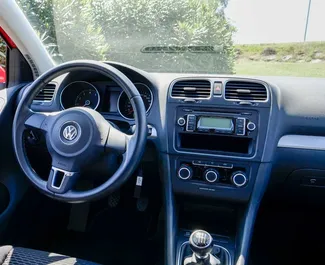 Vooraanzicht van een huurauto Volkswagen Golf 6 in Barcelona, Spanje ✓ Auto #4810. ✓ Transmissie Handmatig TM ✓ 0 beoordelingen.