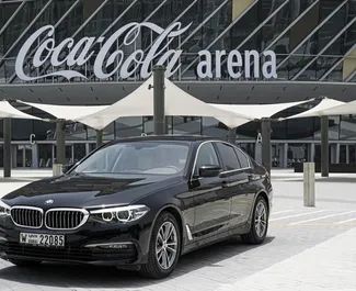 Vooraanzicht van een huurauto BMW 520i in Dubai, Verenigde Arabische Emiraten ✓ Auto #4928. ✓ Transmissie Automatisch TM ✓ 0 beoordelingen.