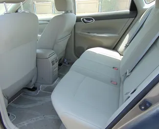 Verhuur Nissan Sentra. Comfort Auto te huur in de VAE ✓ Borg van Borg van 1500 AED ✓ Verzekeringsmogelijkheden TPL, CDW.