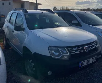 Vooraanzicht van een huurauto Dacia Duster op de luchthaven van Antalya, Turkije ✓ Auto #5034. ✓ Transmissie Handmatig TM ✓ 0 beoordelingen.