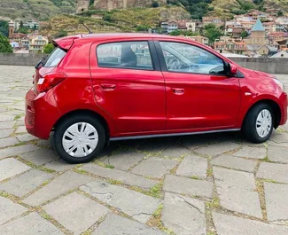 Verhuur Mitsubishi Mirage. Economy Auto te huur in Georgië ✓ Borg van Borg van 1200 GEL ✓ Verzekeringsmogelijkheden TPL, CDW, SCDW, Diefstal.