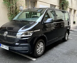 Vooraanzicht van een huurauto Volkswagen Multivan Praag, Tsjechië ✓ Auto #4854. ✓ Transmissie Automatisch TM ✓ 0 beoordelingen.