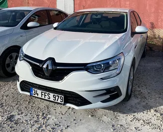 Vooraanzicht van een huurauto Renault Megane Sedan op de luchthaven van Antalya, Turkije ✓ Auto #5032. ✓ Transmissie Automatisch TM ✓ 0 beoordelingen.