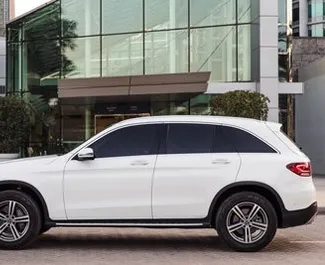 Vooraanzicht van een huurauto Mercedes-Benz GLC300 in Dubai, Verenigde Arabische Emiraten ✓ Auto #4948. ✓ Transmissie Automatisch TM ✓ 0 beoordelingen.