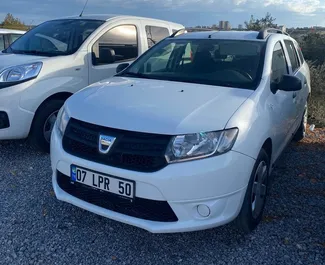 Vooraanzicht van een huurauto Dacia Logan MCV op de luchthaven van Antalya, Turkije ✓ Auto #5033. ✓ Transmissie Handmatig TM ✓ 0 beoordelingen.