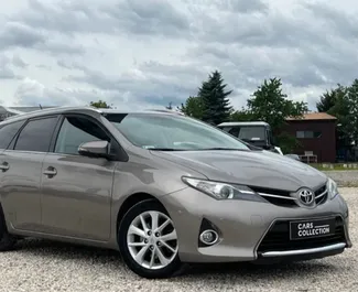 Vooraanzicht van een huurauto Toyota Auris in Barcelona, Spanje ✓ Auto #4760. ✓ Transmissie Handmatig TM ✓ 0 beoordelingen.