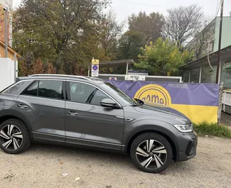 Vooraanzicht van een huurauto Volkswagen T-Roc in Boedapest, Hongarije ✓ Auto #4762. ✓ Transmissie Automatisch TM ✓ 5 beoordelingen.