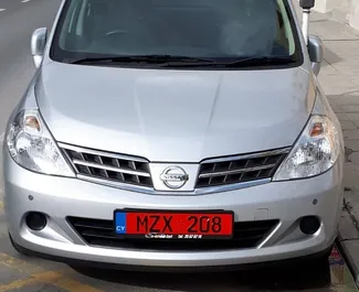 Vooraanzicht van een huurauto Nissan Tiida in Limassol, Cyprus ✓ Auto #279. ✓ Transmissie Automatisch TM ✓ 0 beoordelingen.