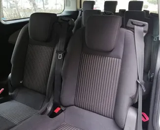 Interieur van Ford Tourneo Custom te huur in Turkije. Een geweldige auto met 9 zitplaatsen en een Handmatig transmissie.