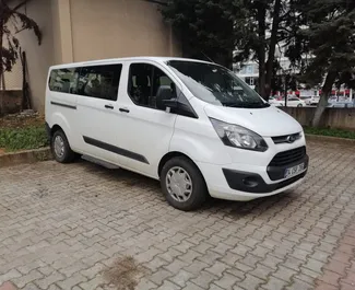 Vooraanzicht van een huurauto Ford Tourneo Custom op luchthaven Istanbul Sabiha Gokcen, Turkije ✓ Auto #4883. ✓ Transmissie Handmatig TM ✓ 2 beoordelingen.