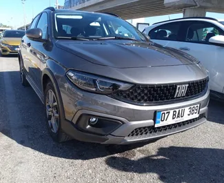 Vooraanzicht van een huurauto Fiat Egea Cross op de luchthaven van Antalya, Turkije ✓ Auto #4902. ✓ Transmissie Handmatig TM ✓ 0 beoordelingen.