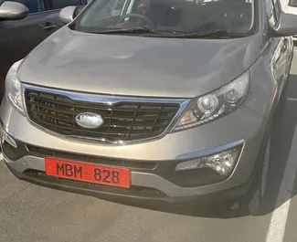 Vooraanzicht van een huurauto Kia Sportage op de luchthaven van Paphos, Cyprus ✓ Auto #5027. ✓ Transmissie Handmatig TM ✓ 0 beoordelingen.