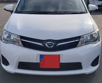 Vooraanzicht van een huurauto Toyota Corolla Fielder op de luchthaven van Paphos, Cyprus ✓ Auto #5026. ✓ Transmissie Automatisch TM ✓ 0 beoordelingen.