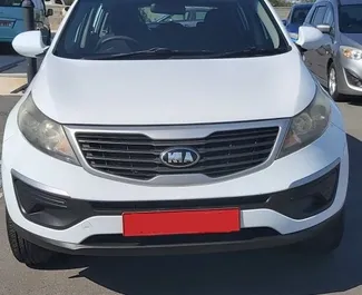 Vooraanzicht van een huurauto Kia Sportage op de luchthaven van Paphos, Cyprus ✓ Auto #5028. ✓ Transmissie Automatisch TM ✓ 0 beoordelingen.